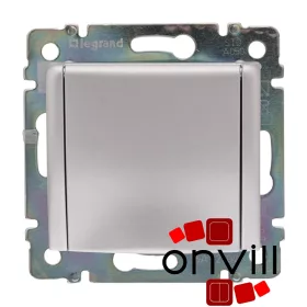   Legrand 770122, Valena 2P+F Csatlakozóaljzat Biztonsági Zsaluval, Csapófedéllel, Csavaros Vezetékbekötéssel, IP21, Alumínium